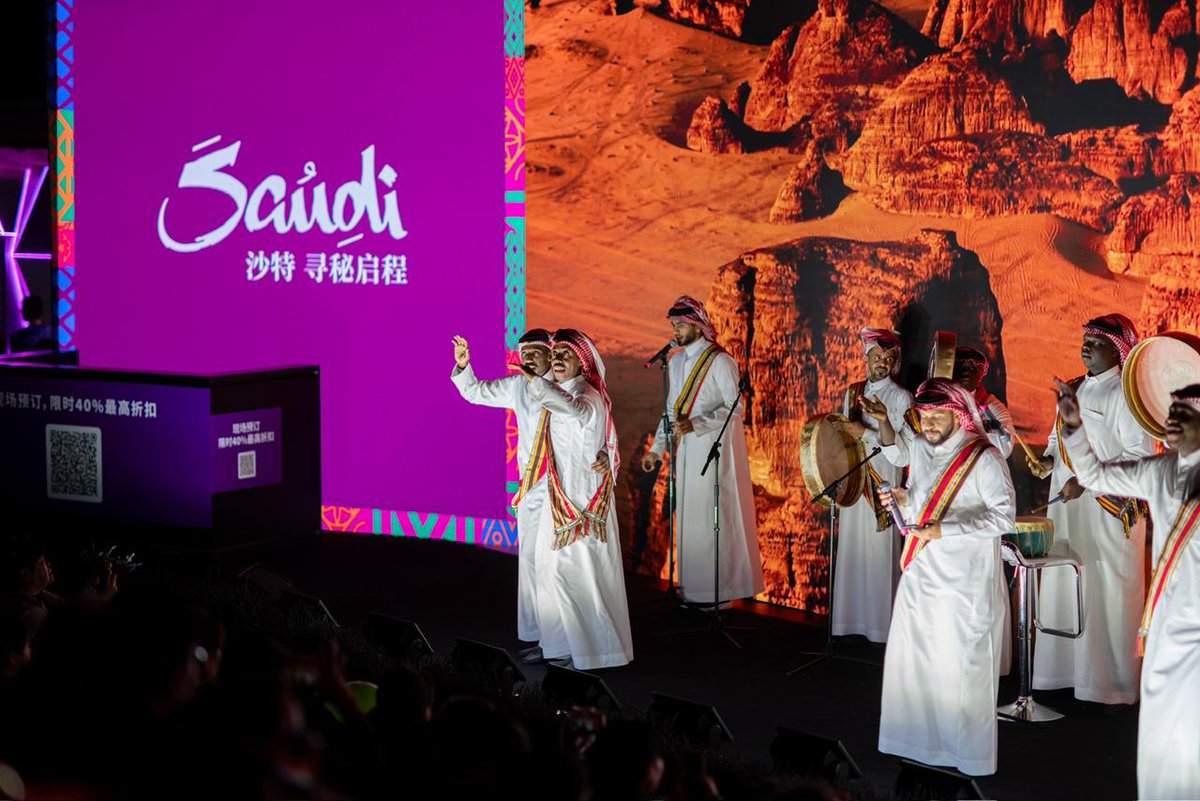 Eyaaaad's tweet photo. من الأسبوع الماضي في جناح #أرض_السعودية في شانغهاي.. الصينيون استمتعوا بكل تجربة، من العروض الحيّة إلى الأنشطة التفاعلية، وكأنهم يعيشون روح المملكة بكل تفاصيلها🇸🇦👏🏼 https://t.co/6NvtEADkGn