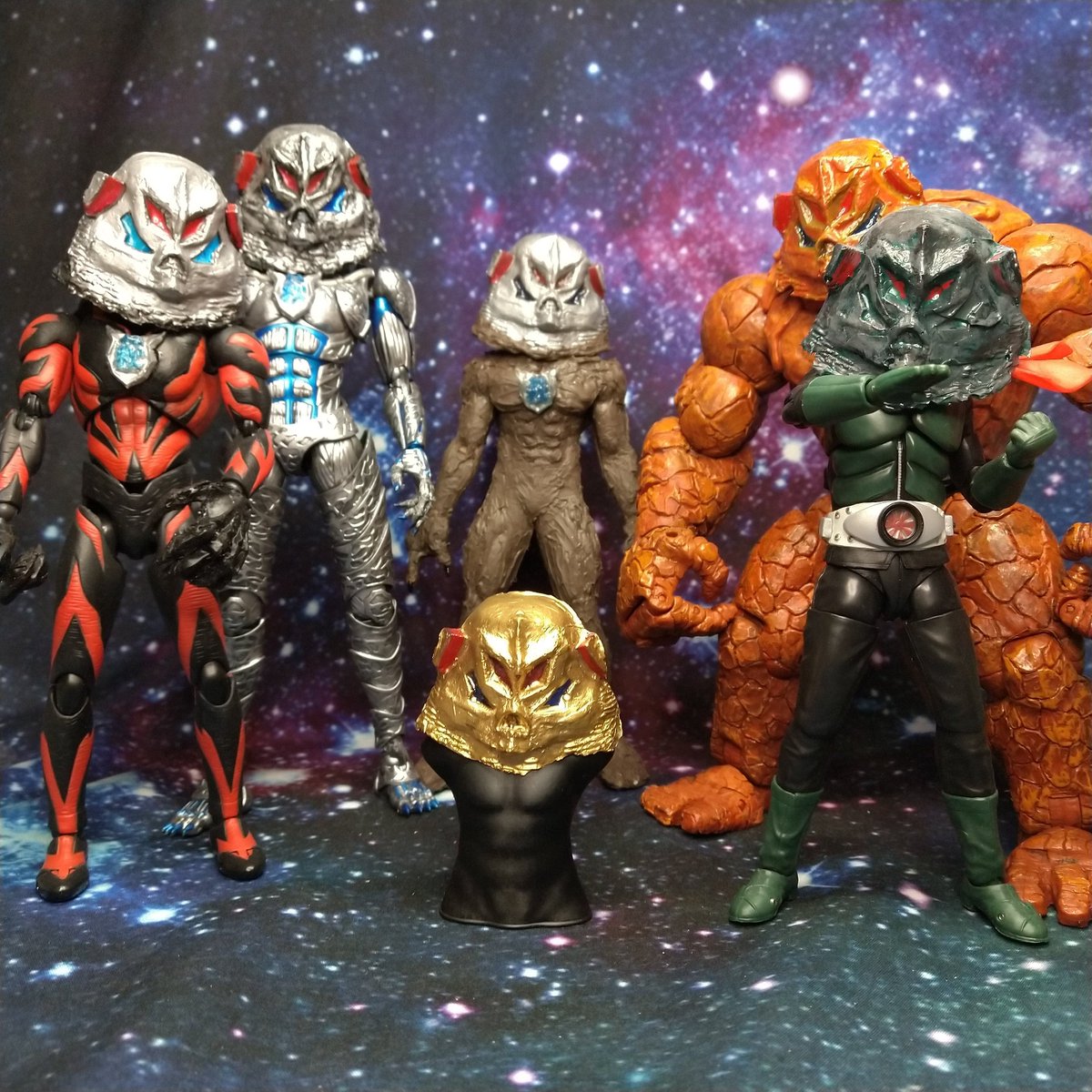 otakaさん <a href="/bucky_spike/">otaka</a> からサンプルとして頂きました、メンズフィギュアヘッドスタンドが届きました❗️
漆黒のボディに背中のクールなプレートがカッコいい‼️
名刺とステッカーもカッコいい‼️

マン爺ぷんすかヘッドや、ボディ待ちのザラブ萩原ヘッドをのせてみたり。…カッコよくなくてすみません💦