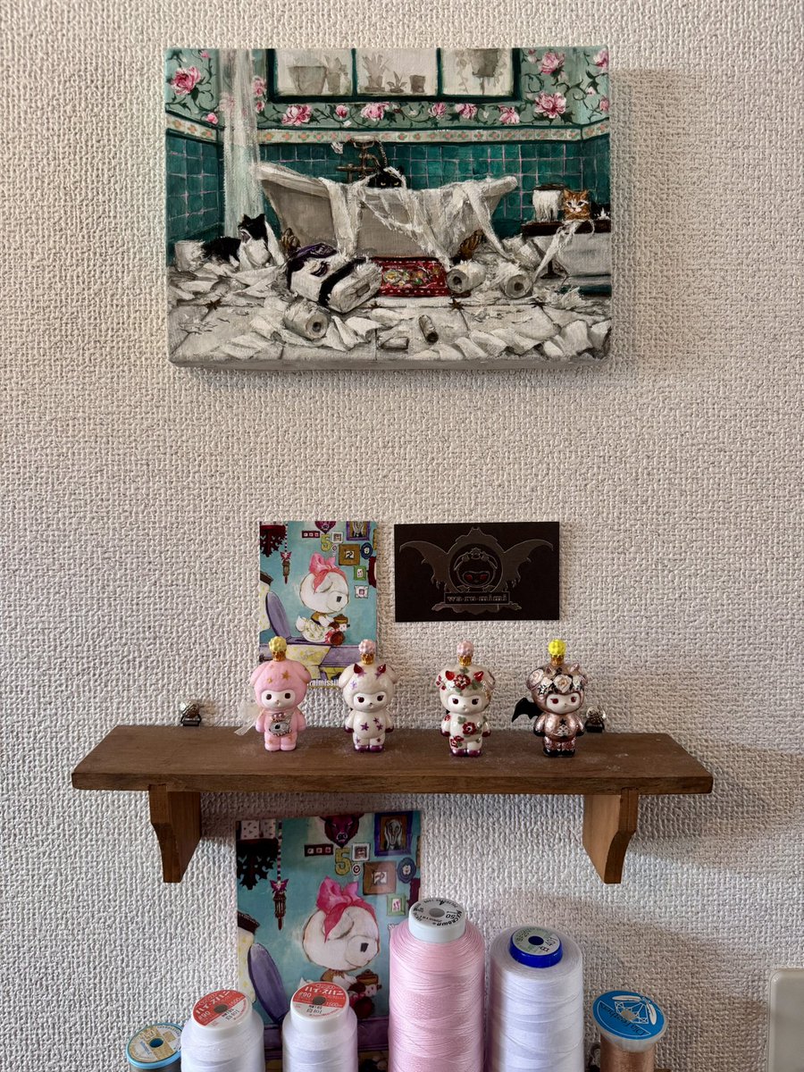 eriさん　@miminbo009  の個展「ノスタルヂア〜こどもの時間」でお迎えした絵「バスルームのテロリスト」が届きました🖼️✨

なんというか、子供の頃の事を思い出すのです。こんな素敵なバスルームの家には住んでませんでしたが。
子どもの頃の自分に見せてあげたい。
喜ぶだろうな…💭