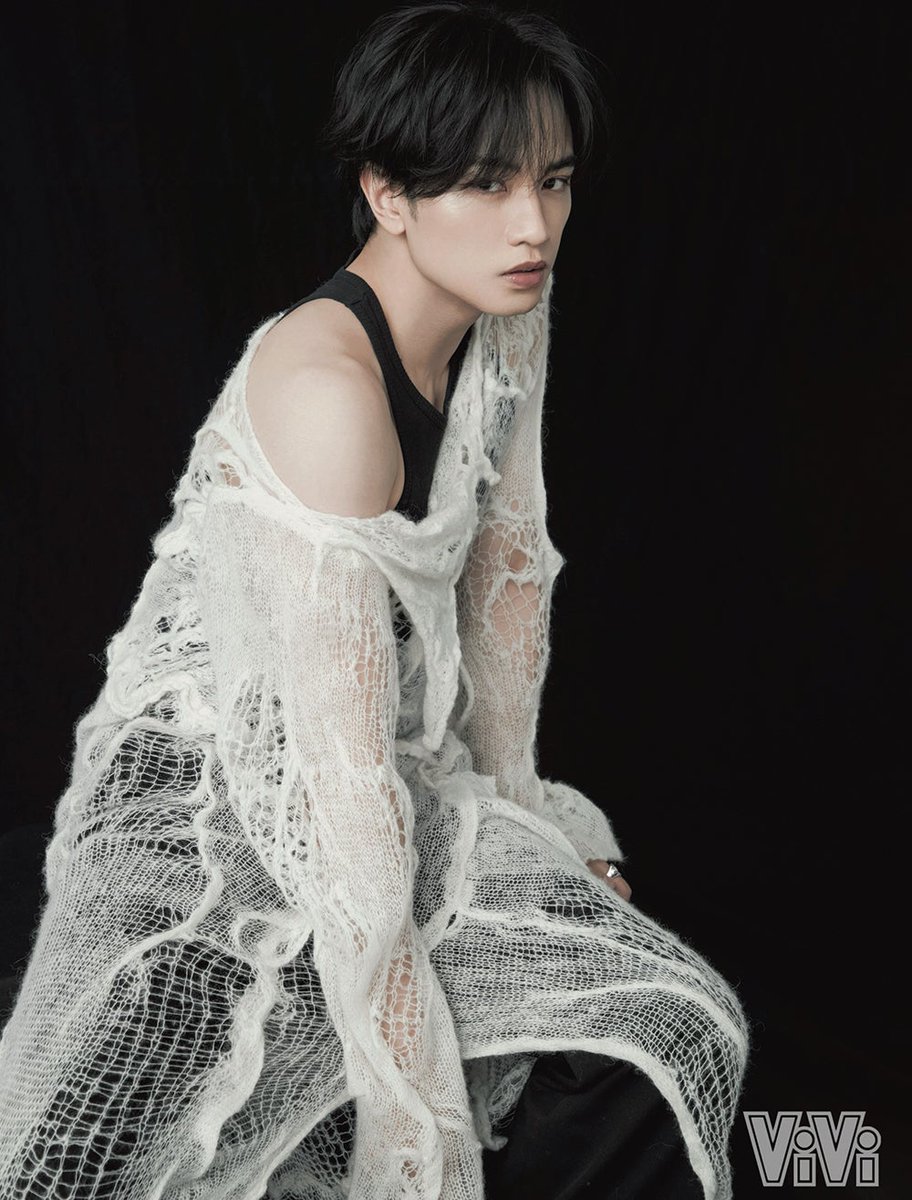 modelpress's tweet image. 中島健人、透け感強めな大胆衣装着こなす
“ケンティー語録”抽出したページも

📖「ViVi」1月号登場
mdpr.jp/news/4682002

スケスケな布を纏い、「これはどういう服なの？」と若干混乱しながらも、すぐに大胆な衣装を物にした中島。これまでにないオトナ・ビューティーな仕上がりとなった。