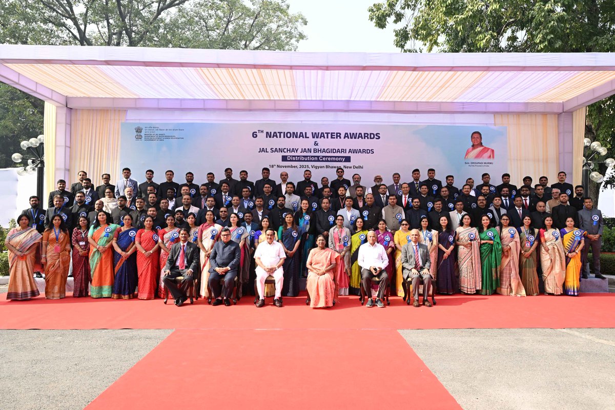 sansad_tv's tweet image. President #DroupadiMurmu confers the 6th #NationalWaterAwards2024 and first Jal Sanchay Jan Bhagidari Awards in New Delhi.   

#Maharashtra secures the first position in the Best State category of the 6th National Water Awards for 2024.  

 #WaterAwards | @rashtrapatibhvn