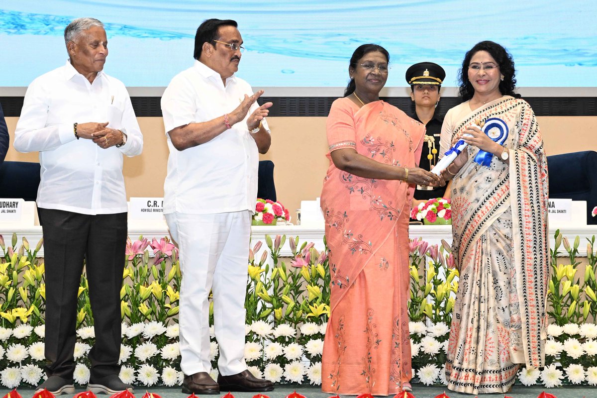 sansad_tv's tweet image. President #DroupadiMurmu confers the 6th #NationalWaterAwards2024 and first Jal Sanchay Jan Bhagidari Awards in New Delhi.   

#Maharashtra secures the first position in the Best State category of the 6th National Water Awards for 2024.  

 #WaterAwards | @rashtrapatibhvn