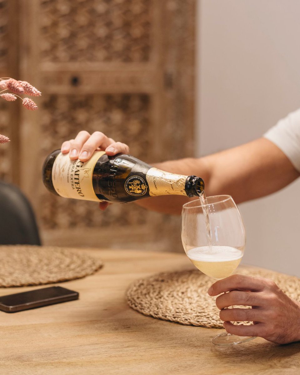 GrupoElGaitero's tweet photo. Aromática, equilibrada y con un toque muy personal. Así es nuestra Sidra Extra #ElGaitero. ¿La has probado? 🛒➡️ https://t.co/ss1bA12a7J
#GrupoElGaitero #Villaviciosa #Asturias #SidraExtra https://t.co/0z3dkTi1lq