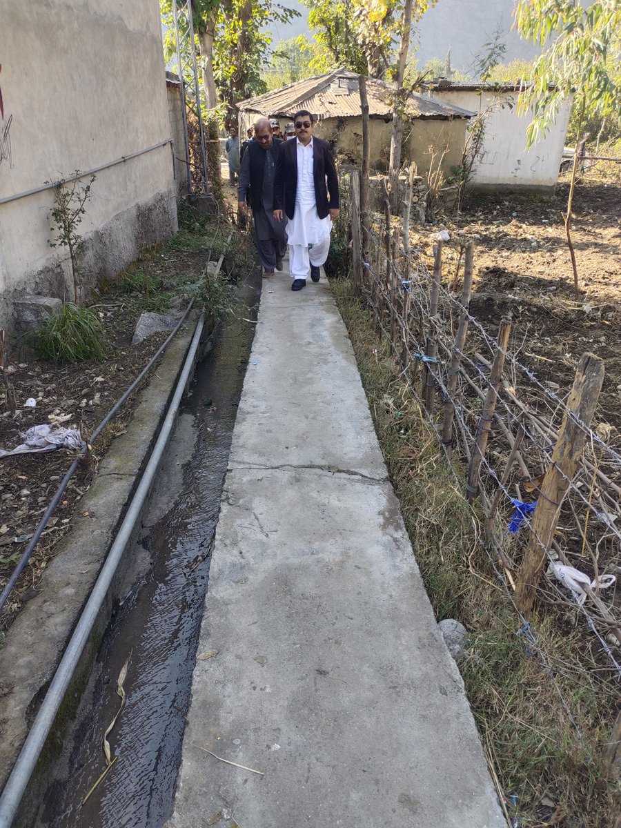 DcTorghar's tweet photo. محترم شہری،
 ڈپٹی کمشنر تورغر، اے اے سی ریونیو، ڈی ای او (فی میل) اور ایس ڈی ای او (فی میل)  جدباء کی جانب سے جی جی پی ایس شگئی کا مشترکہ دورہ کیا گیا۔ سکول تک رسائی راستے اور پانی سے متعلق تمام مسائل حل کر دیے گئے ہیں۔
@CSKPOfficial 
@kaliwalkhalak https://t.co/z5hqPaXyLx
