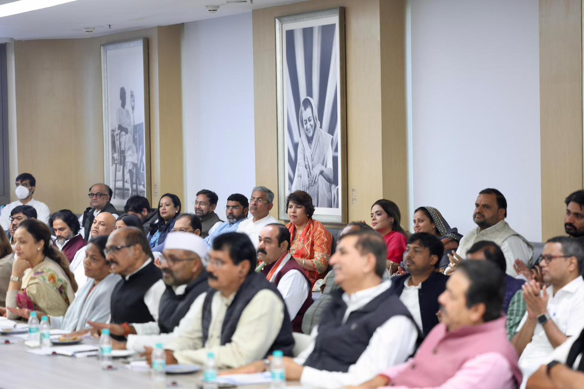 IncSanjanajatav's tweet image. कांग्रेस अध्यक्ष श्री मल्लिकार्जुन खड़गे जी एवं लोकसभा में नेता विपक्ष श्री राहुल गांधी जी की अध्यक्षता में 12 राज्यों के वरिष्ठ नेताओं की महत्वपूर्ण बैठक आयोजित हुई, जहाँ भारत निर्वाचन आयोग द्वारा संचालित SIR प्रक्रियों पर विस्तृत चर्चा की गई।