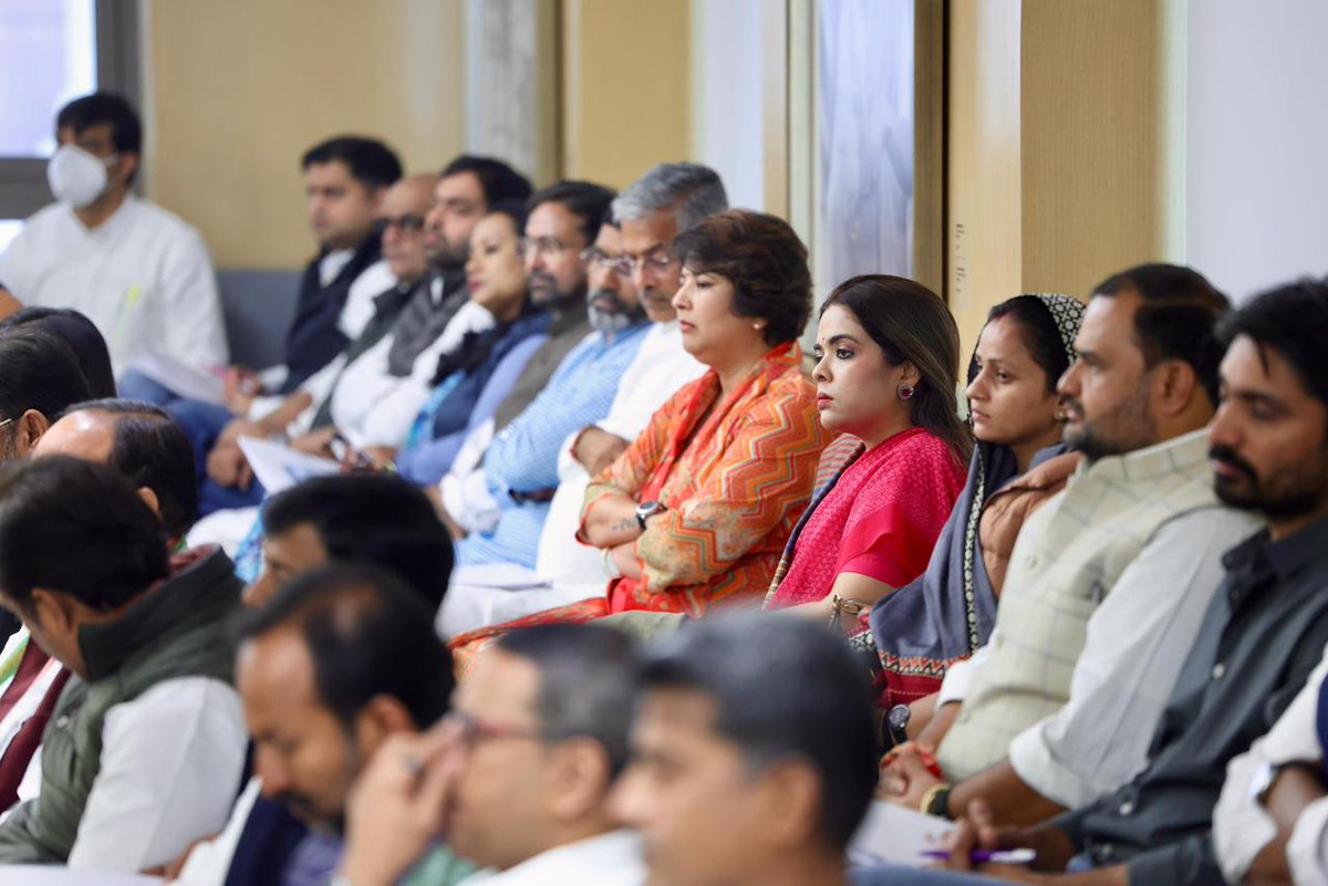 IncSanjanajatav's tweet image. कांग्रेस अध्यक्ष श्री मल्लिकार्जुन खड़गे जी एवं लोकसभा में नेता विपक्ष श्री राहुल गांधी जी की अध्यक्षता में 12 राज्यों के वरिष्ठ नेताओं की महत्वपूर्ण बैठक आयोजित हुई, जहाँ भारत निर्वाचन आयोग द्वारा संचालित SIR प्रक्रियों पर विस्तृत चर्चा की गई।