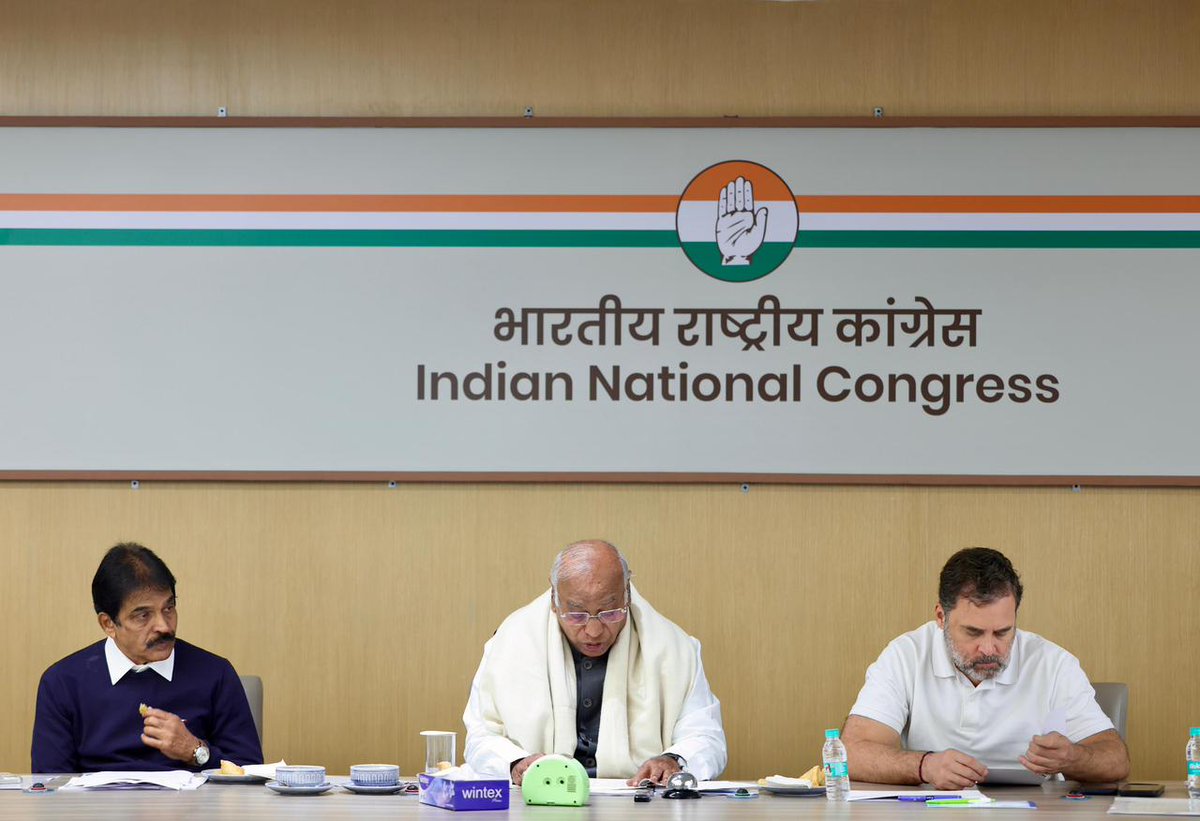 IncSanjanajatav's tweet image. कांग्रेस अध्यक्ष श्री मल्लिकार्जुन खड़गे जी एवं लोकसभा में नेता विपक्ष श्री राहुल गांधी जी की अध्यक्षता में 12 राज्यों के वरिष्ठ नेताओं की महत्वपूर्ण बैठक आयोजित हुई, जहाँ भारत निर्वाचन आयोग द्वारा संचालित SIR प्रक्रियों पर विस्तृत चर्चा की गई।