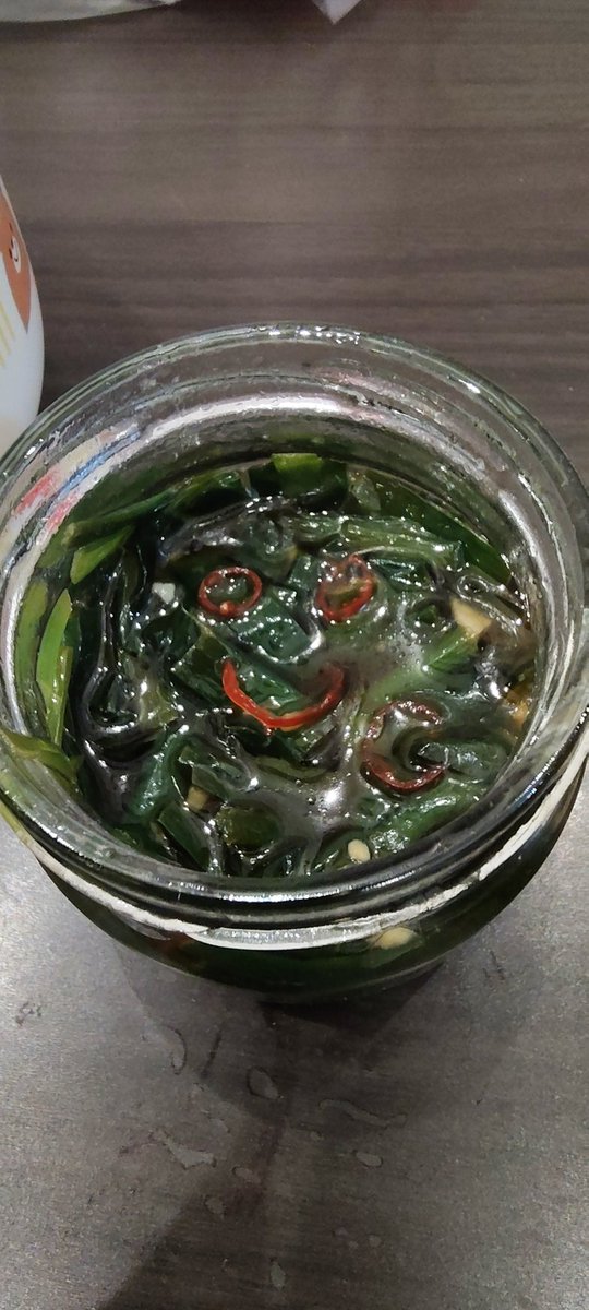 Contrailsaoshi's tweet image. 夕飯は、昼間仕込んだ、鮭フレーク瓶で作るニラ胡麻油漬け　作り方は、ニンニクと胡麻と塩　味の素　少し砂糖とニラを瓶に入れてレンジで40秒を２回に分けて、ニラを素揚げ　粗熱取れたら冷蔵庫へ　　レンジ40秒以上は、油が飛び散り危ないからやめてください。