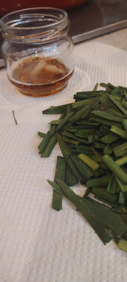 Contrailsaoshi's tweet image. 夕飯は、昼間仕込んだ、鮭フレーク瓶で作るニラ胡麻油漬け　作り方は、ニンニクと胡麻と塩　味の素　少し砂糖とニラを瓶に入れてレンジで40秒を２回に分けて、ニラを素揚げ　粗熱取れたら冷蔵庫へ　　レンジ40秒以上は、油が飛び散り危ないからやめてください。