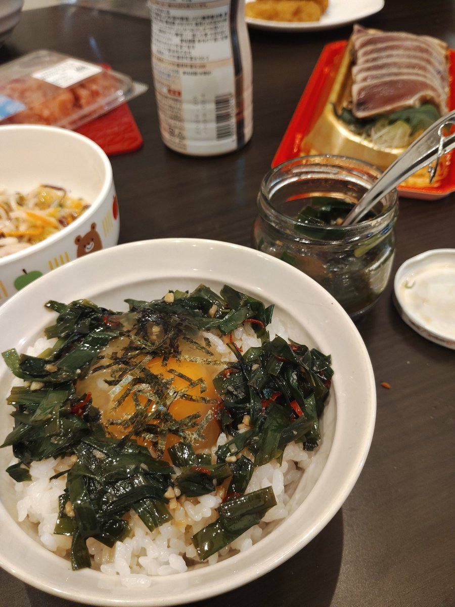 Contrailsaoshi's tweet image. 夕飯は、昼間仕込んだ、鮭フレーク瓶で作るニラ胡麻油漬け　作り方は、ニンニクと胡麻と塩　味の素　少し砂糖とニラを瓶に入れてレンジで40秒を２回に分けて、ニラを素揚げ　粗熱取れたら冷蔵庫へ　　レンジ40秒以上は、油が飛び散り危ないからやめてください。