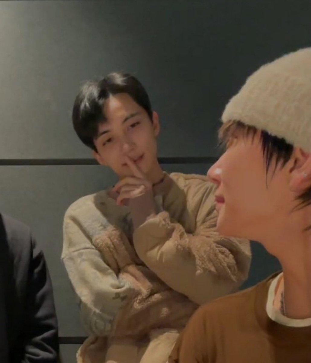 jeoshujwi's tweet image. na para bang gutom na gutom yan siya