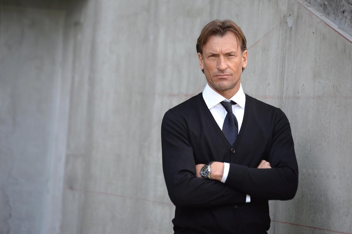 lequipe's tweet image. Lors de la conférence de presse avant le match amical opposant l&apos;Arabie saoudite à l&apos;Algérie mardi à Djeddah, Hervé Renard est resté silencieux plusieurs minutes tandis que l&apos;appel à la prière se faisait entendre.
➡️ l.lequipe.fr/GQR