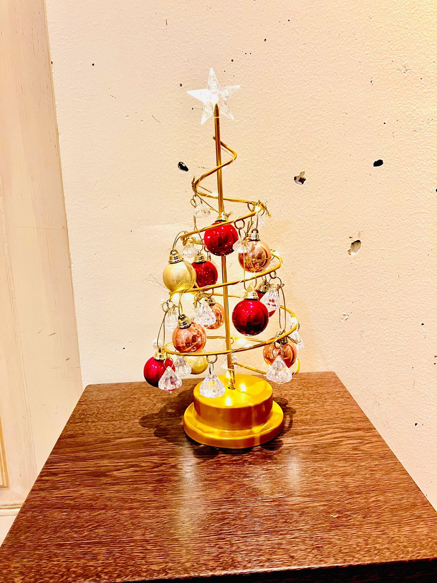 Arumon5's tweet photo. クリスマス🎄ディスプレイ始めました。

秋🍂を飛び越えて すっかり寒くなりましたね。

日が短くなりましたが、この時期はクリスマス🎄ディスプレイが心を温めてくれます😌

#下北沢美容院
#アルモン
#arumon
#Arumon https://t.co/hfvrqd42OG