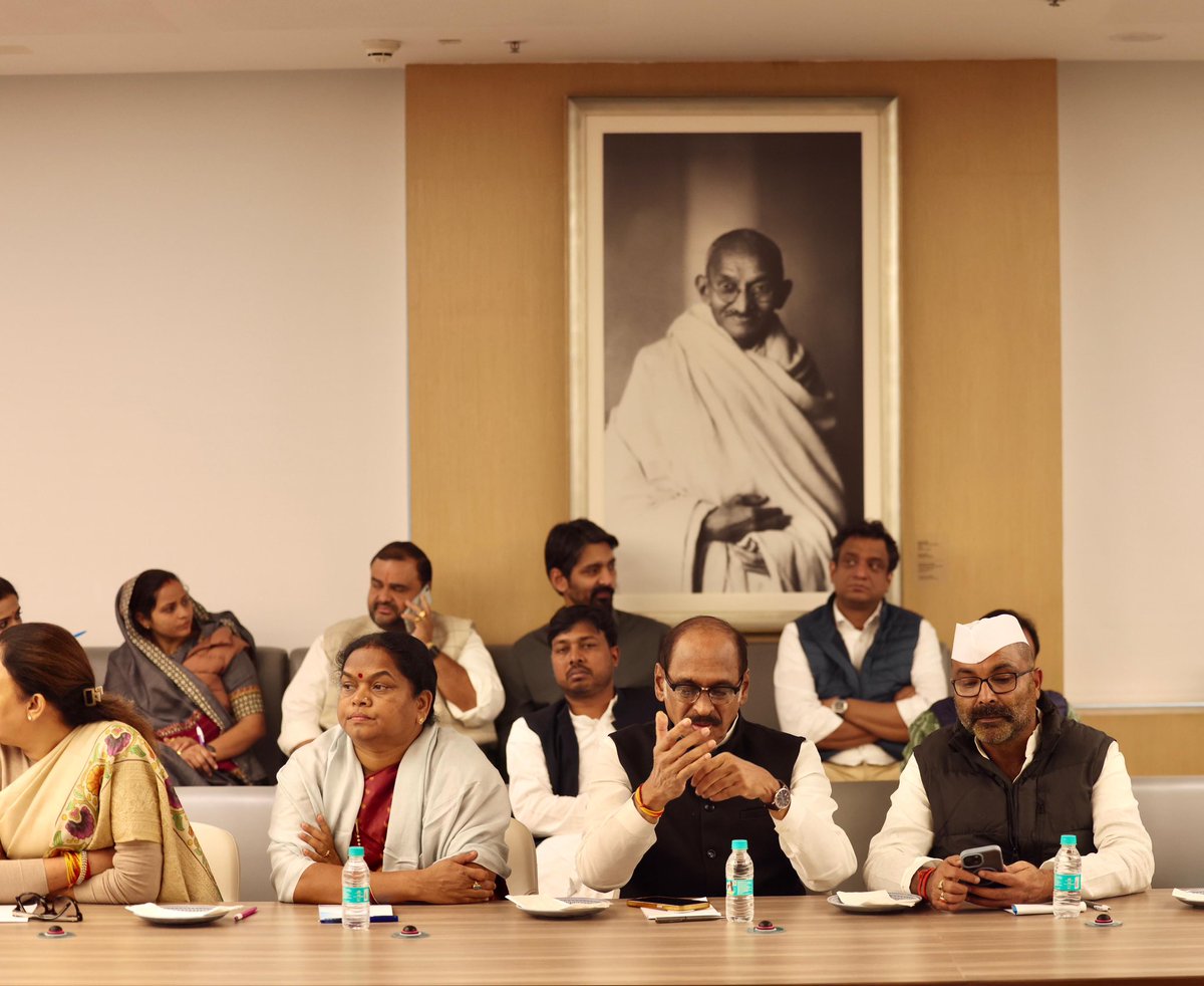 AlamTauquirJNU's tweet photo. कांग्रेस मुख्यालय इंदिरा भवन में आज उन 12 राज्यों के वरिष्ठ नेताओं की महत्वपूर्ण बैठक हुई, जहां चुनाव आयोग SIR करवा रहा है। 

इस बैठक में कांग्रेस अध्यक्ष श्री मल्लिकार्जुन खरगे, नेता विपक्ष श्री श्राहुल गांधी जी और संगठन महासचिव श्री के सी वेणुगोपाल जी के साथ कांग्रेस के वरिष्ठ नेता मौजूद रहे। आज इस महत्वपूर्ण बैठक में शामिल रहा।
📍 दिल्ली