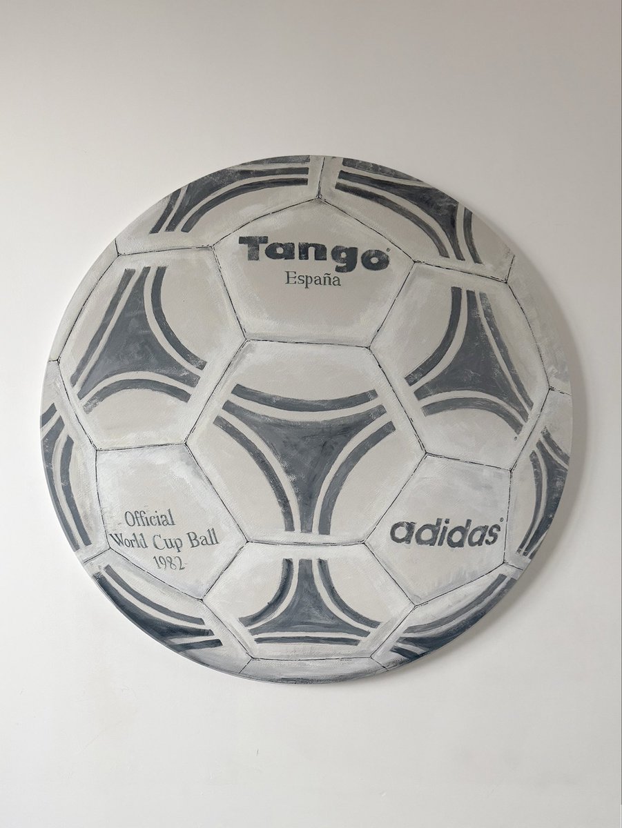 MarkJohnson_'s tweet image. Tango ‘82
-
Created using acrylic paint/pens 
Size: 90x90cm

I wanted to capture the classic Tango ball but not as a brand new ball. I wanted it to look used and worn from playing on the streets. 

#acrylic #paintpens #tango #worldcup #football #illustration #adidas #art