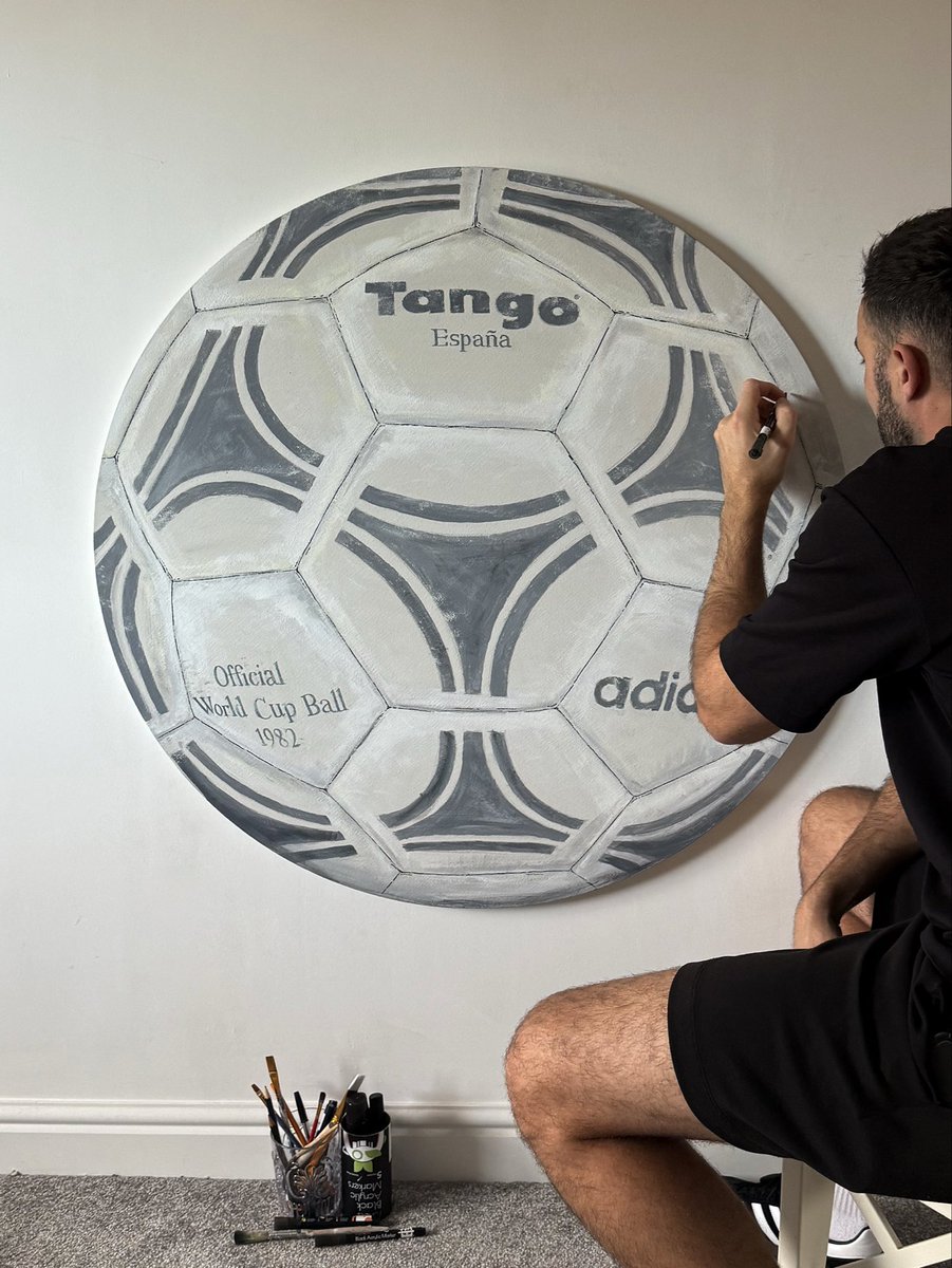 MarkJohnson_'s tweet image. Tango ‘82
-
Created using acrylic paint/pens 
Size: 90x90cm

I wanted to capture the classic Tango ball but not as a brand new ball. I wanted it to look used and worn from playing on the streets. 

#acrylic #paintpens #tango #worldcup #football #illustration #adidas #art