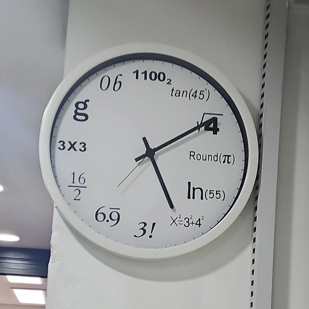 drawing_tray's tweet image. 우리수학학원시계너무무서움