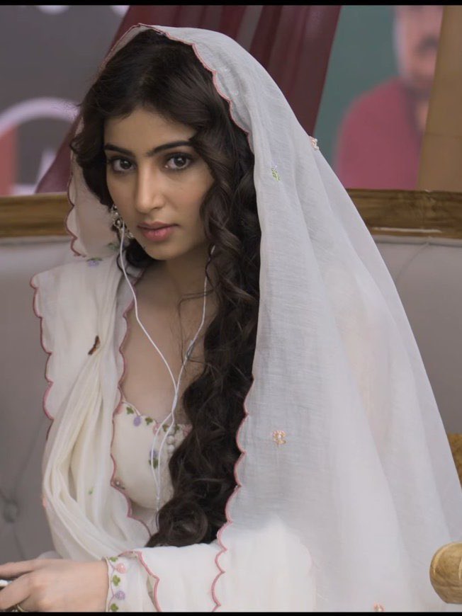 BollyGup's tweet image. Though #SaraArjun is just 20 years old, her chemistry with #RanveerSingh stole the limelight in #DhurandharTrailer launch