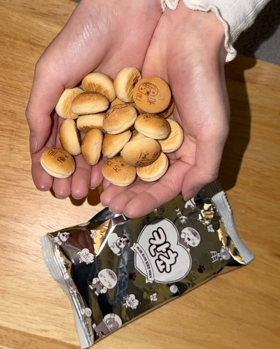 jangvisual's tweet image. the baby and her biscuits