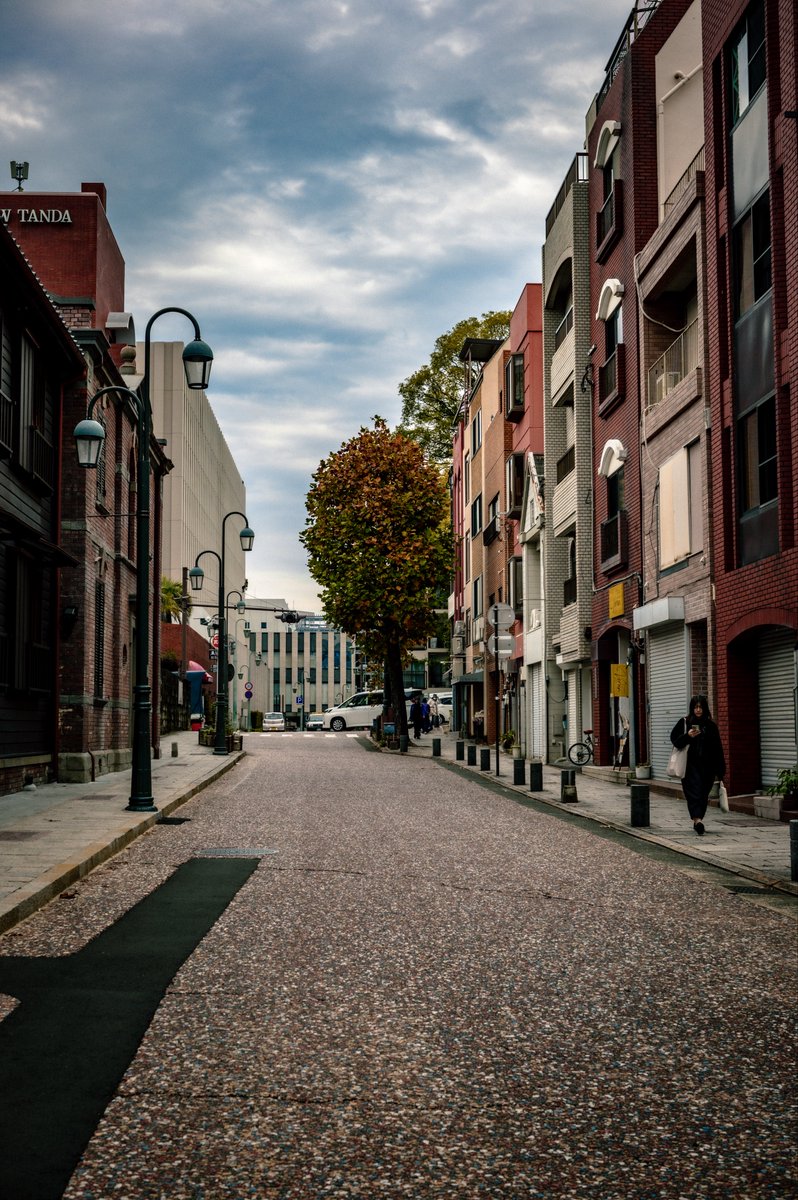 makio_drums's tweet image. 自分SIGMA fpLで撮影した写真をLightroomで現像したカラーがすごく好きで、CinemaDNGで撮影した動画も同じカラーにできないかと思っているのですが、なかなかDaVinciで再現するのが難しい…
LightroomのLutを引っ張ってくるとか、CinemaDNGで再現する方法ないのだろうか。