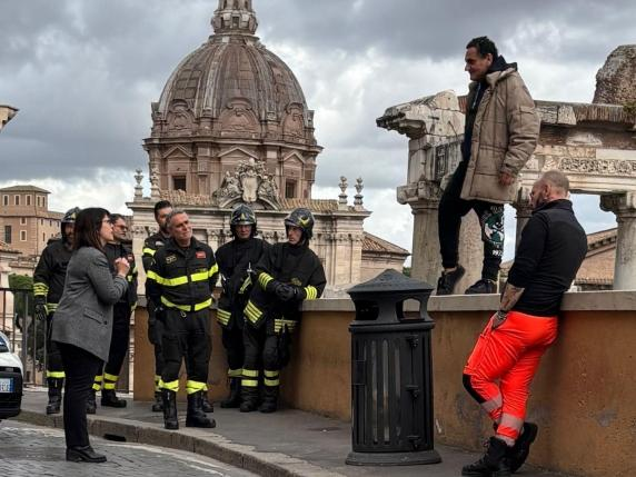 The head of the Rome mayor's office, Giulia Tempesta, convinces a man in financial distress not to jump off the parapet at the Imperial Forums.

Nov 18, 2025