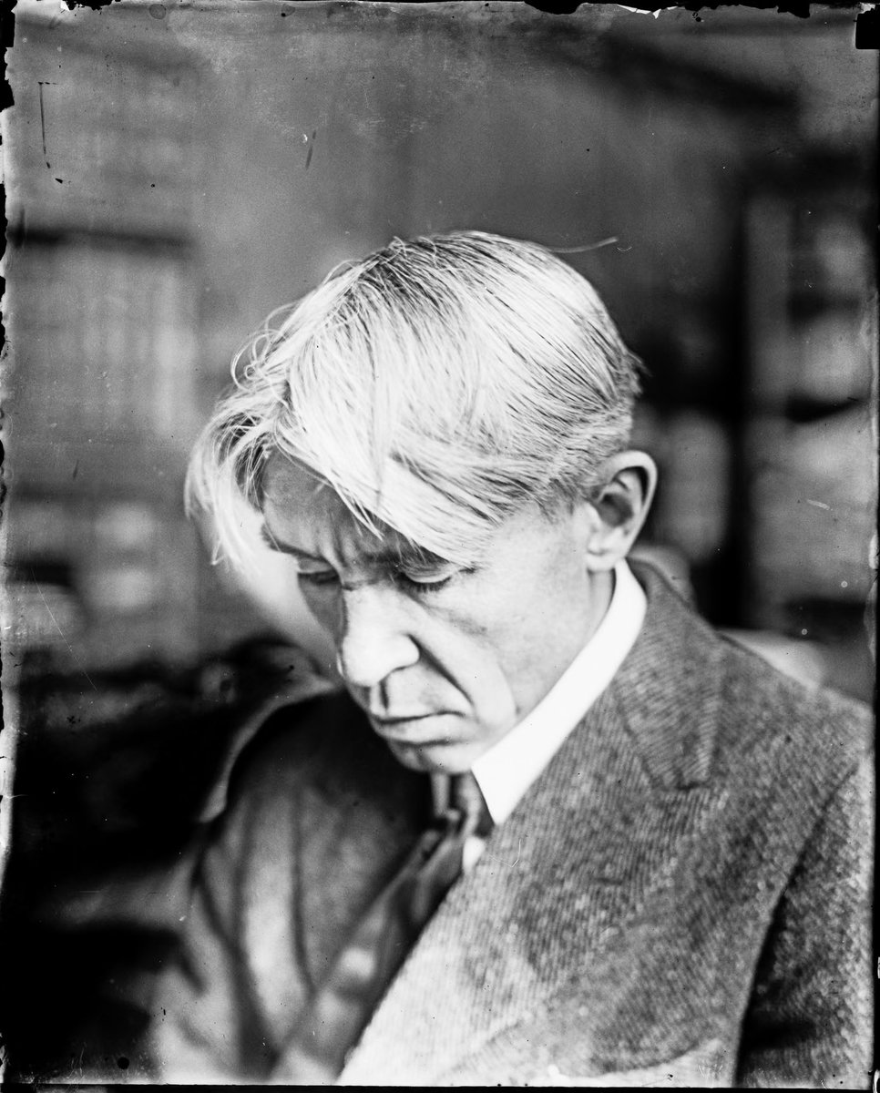 Pour les passionnés de la guerre civile américaine : un poème de Carl Sandburg qui bénit les morts et qui adopte une possible position critique à l’égard de Lincoln. De quoi chanter la sombre et folklorique HEARSE SONG que reprit Sandburg.

À lire ici : juanasensio.com/archive/2025/1…