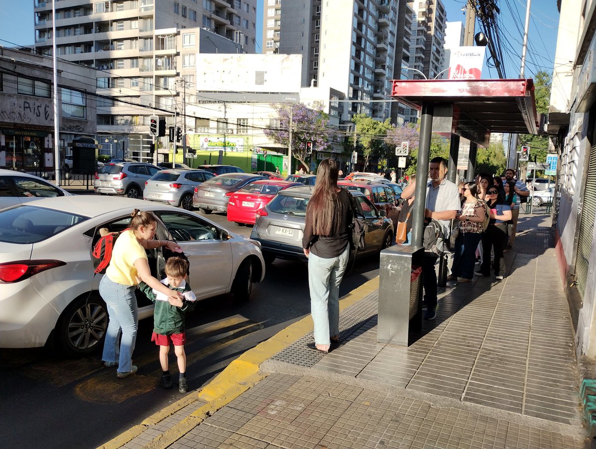 pabdugar's tweet photo. Cada mañana, misma historia en paradero PD316 de Irarrazaval c/ Pedro Torres: apoderados de colegio Akros usan paradero como apeadero para sus hijas/os, usuarios/as @Red_Movilidad esperando q micros no se salten paradero, bajan a calzada para subir debido a reja frente a colegio https://t.co/EExIsevRYo