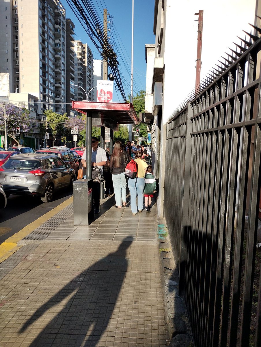 pabdugar's tweet photo. Cada mañana, misma historia en paradero PD316 de Irarrazaval c/ Pedro Torres: apoderados de colegio Akros usan paradero como apeadero para sus hijas/os, usuarios/as @Red_Movilidad esperando q micros no se salten paradero, bajan a calzada para subir debido a reja frente a colegio https://t.co/EExIsevRYo