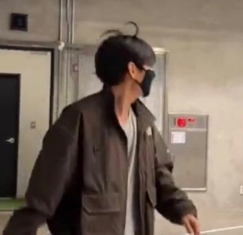 fakonsuayeiei's tweet image. ขนาดเล่นบาส น้องแทนางยังพกต้นอ่อนบนหัวไว้เลยอะ น่ารักมาก