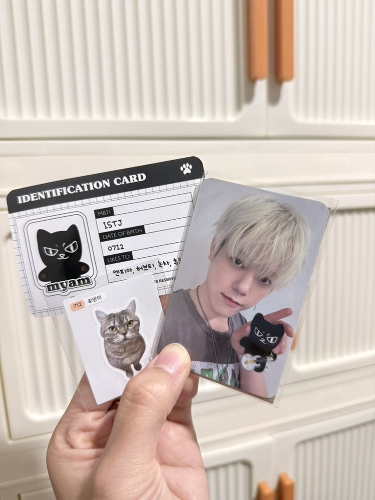 eternalazizah's tweet photo. yeayyy~~~
soft and cuuttteeeeee 😍
i'm impressed they put a cardboard inside with the pc 🤣
pc is expensive 🤣
@NFlyingofficial #myam #nflying #엔플라잉 #먐 https://t.co/tnErGZLRZq