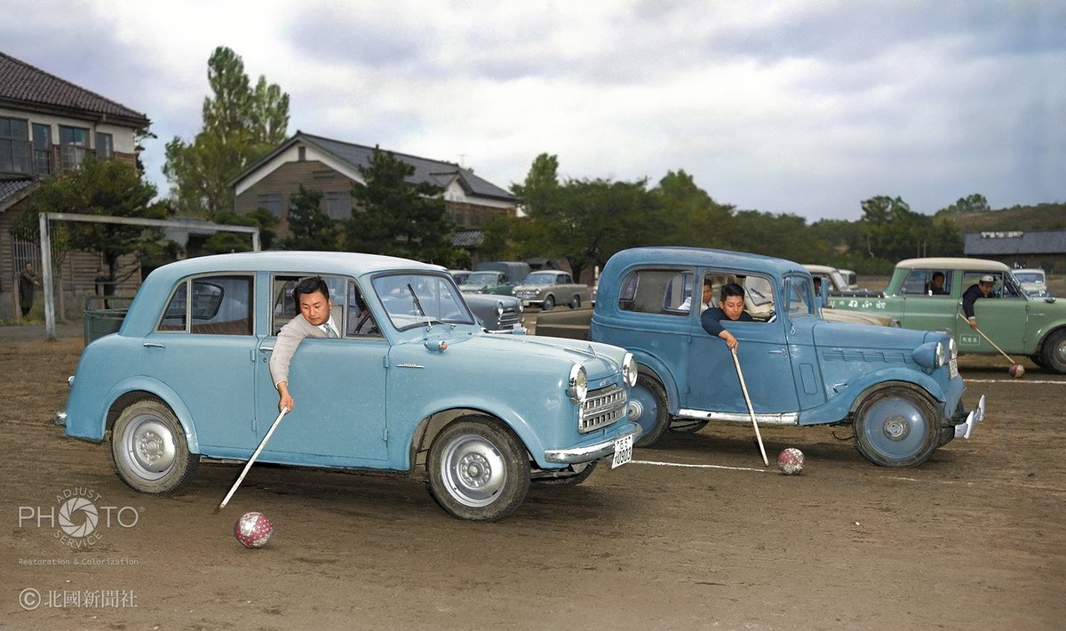 MikiAdjust's tweet image. 「カラーでよみがえる、ふるさと」歴代人気作【その48】（カラー化写真）
1958（昭和33）年11月2日、金沢市野田中学校の旧校舎グラウンドにて。 ダットサン・クラブ金沢支部による自動車の運動会「秋のラリー」が開かれた。
【北國新聞2023年11月11日付夕刊掲載分】
#colorization　#精密カラー化