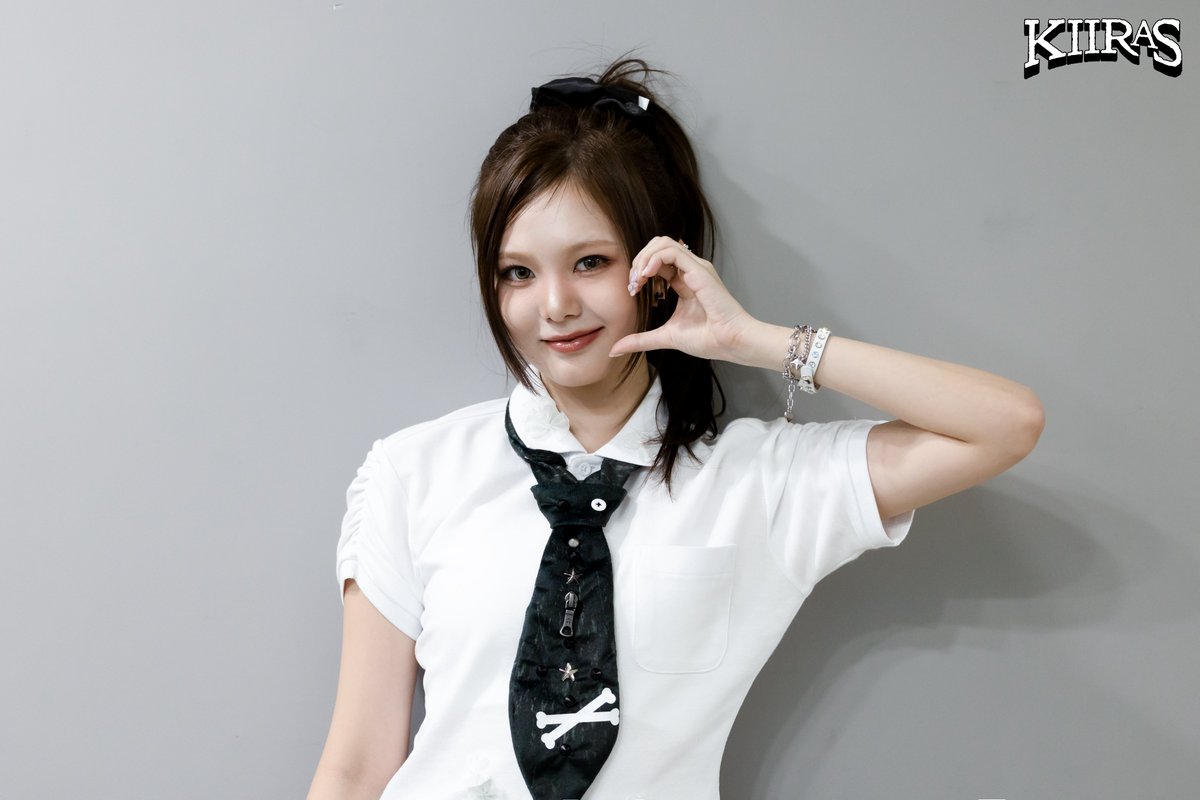 [📸]

KIIRAS (키라스) 'BANG BANG!' 음악방송 1주차 BEHIND PHOTO💥🔫

🔗 kiiras.bstage.in/contents/691c5… 

#KIIRAS #키라스
#BANGBANG #KIIRAS_BANGBANG