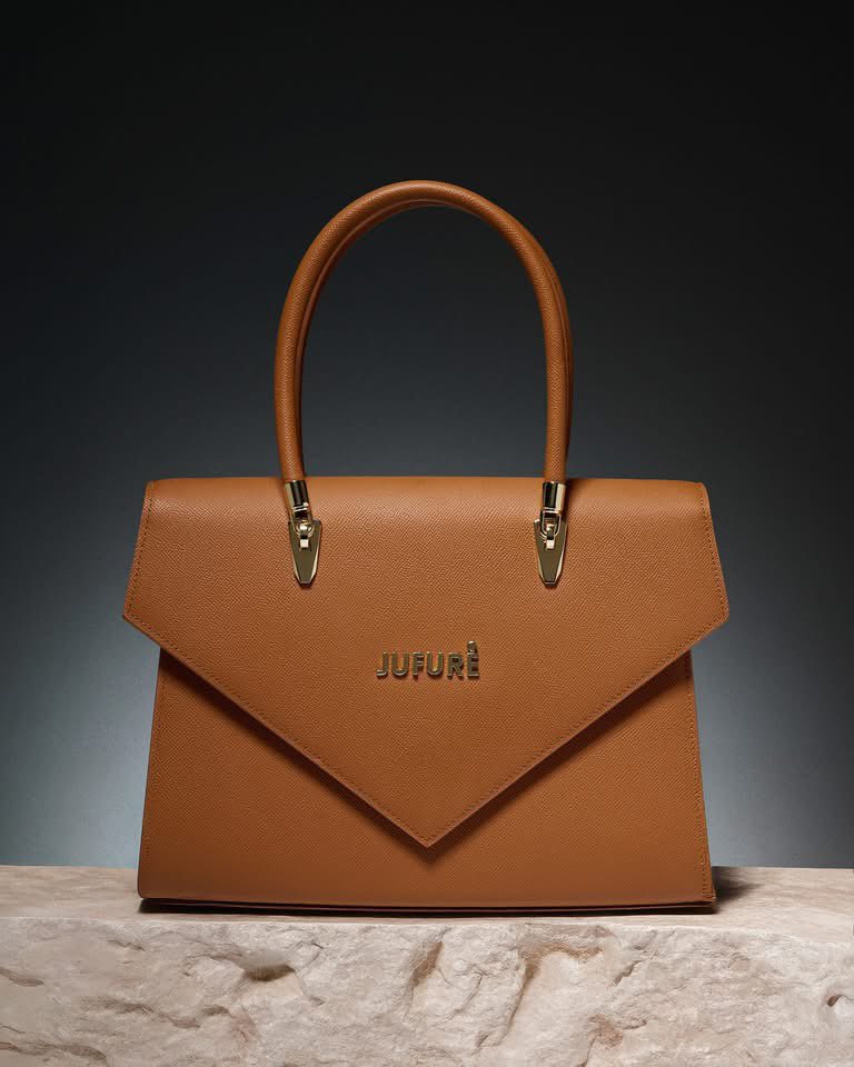 Jufurebrand's tweet photo. Introducing The Musu Kunda Envelope
a bag for the woman who became her own house.

For years, I watched Black women carry luxury bags with stories that were never theirs.
Bags that spoke of other cultures, other histories, other names. https://t.co/UzhUDxtejL