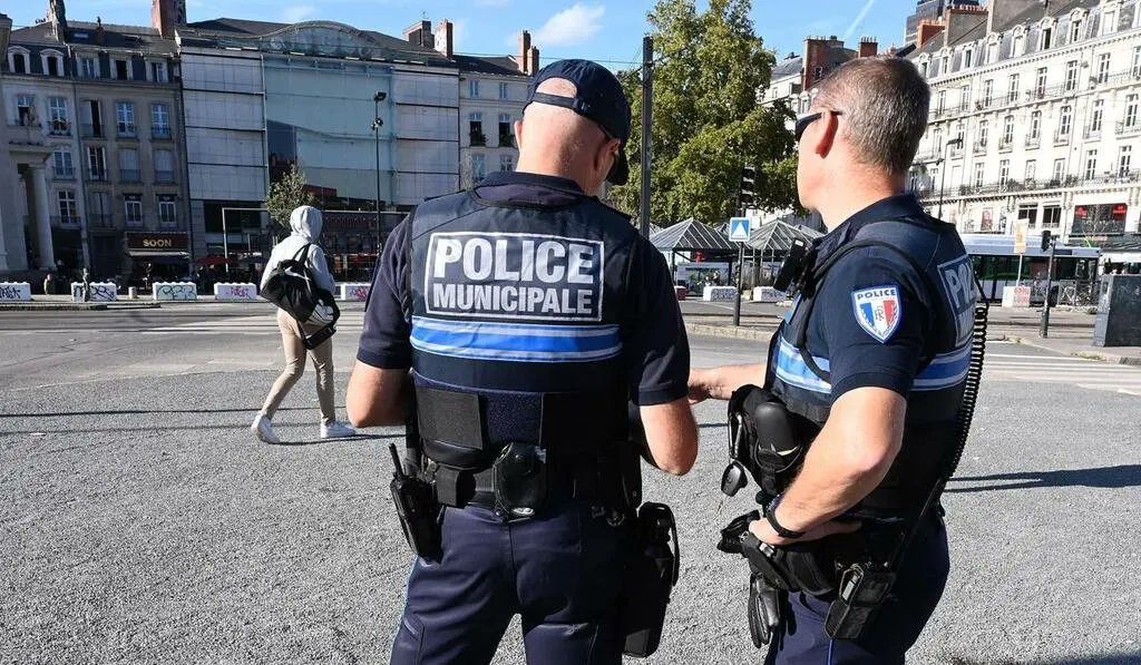 tvlofficiel's tweet photo. 🚔 À Nantes, trois policiers municipaux hors service, qui sortaient d'un bar aux alentours de 03h30, ont été reconnus par deux individus et attaqué par ceux-ci. D'autres personnes ont ensuite porté main forte aux agresseurs, et tout le groupe a ensuite pris la fuite après avoir asséné plusieurs coups.

Deux policiers ont été blessés, dont l'un grièvement. Mis au sol et lynché, il a été retrouvé inconscient avec le crâne ouvert.

Pour l'heure, personne n'a été interpellé.