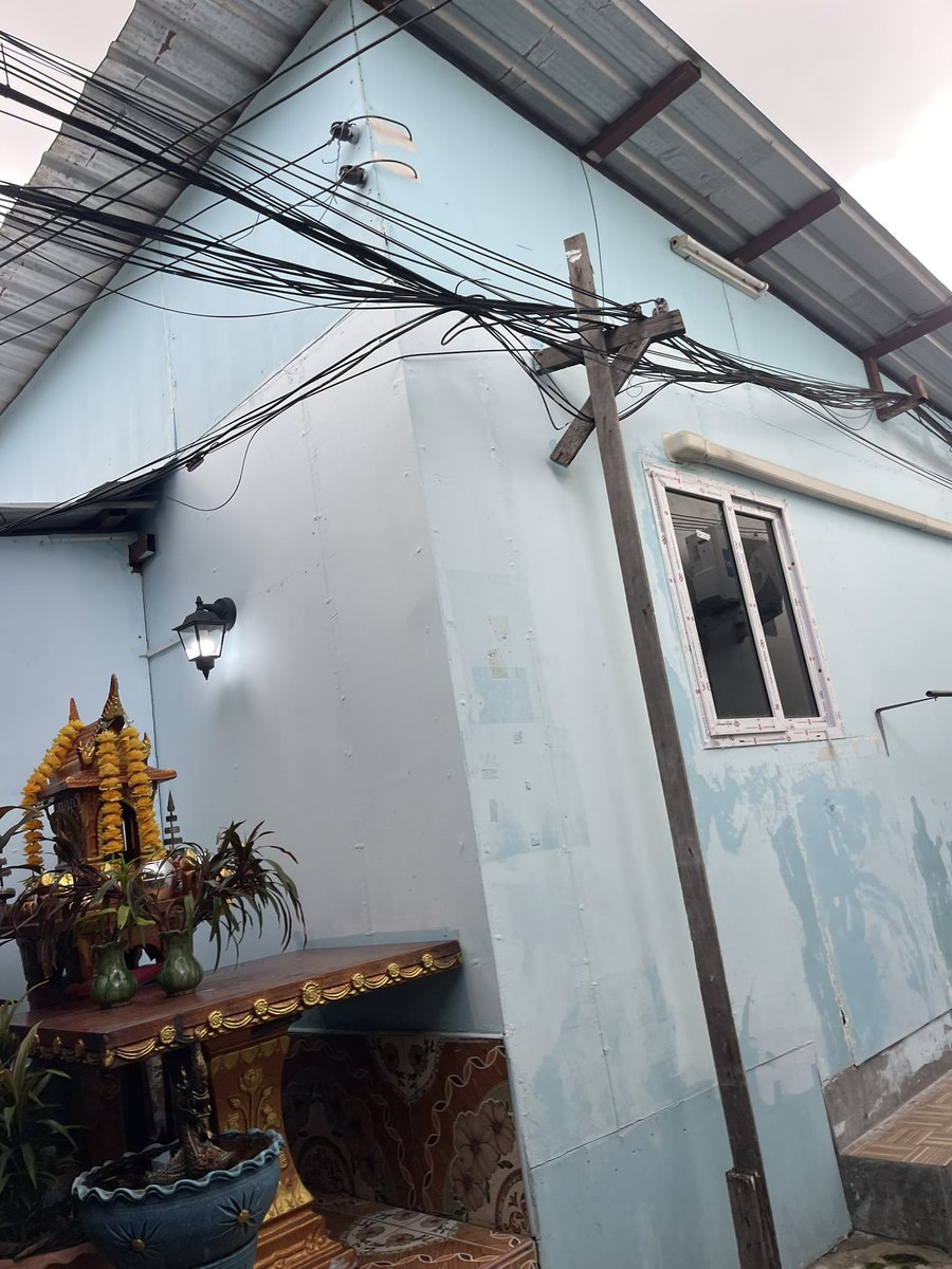 aol_uvs's tweet image. タイ🇹🇭のスラム街を
見学させてもらった‼︎

スラムの幼稚園にも行ったんだけどみんなイキイキしてて、力強く生きてて

私も頑張らないとな！って🔥

ぼーーーっと生きてたらだめ！