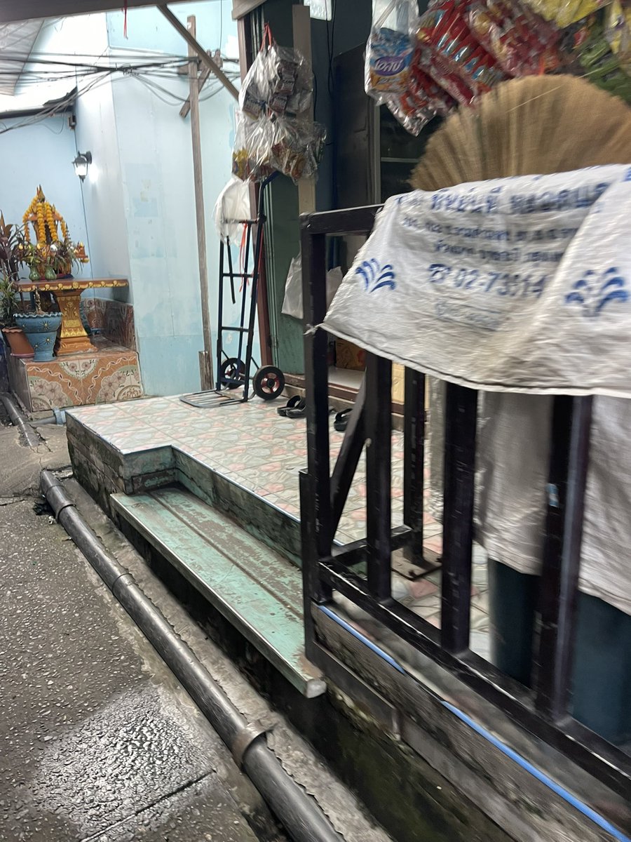 aol_uvs's tweet image. タイ🇹🇭のスラム街を
見学させてもらった‼︎

スラムの幼稚園にも行ったんだけどみんなイキイキしてて、力強く生きてて

私も頑張らないとな！って🔥

ぼーーーっと生きてたらだめ！