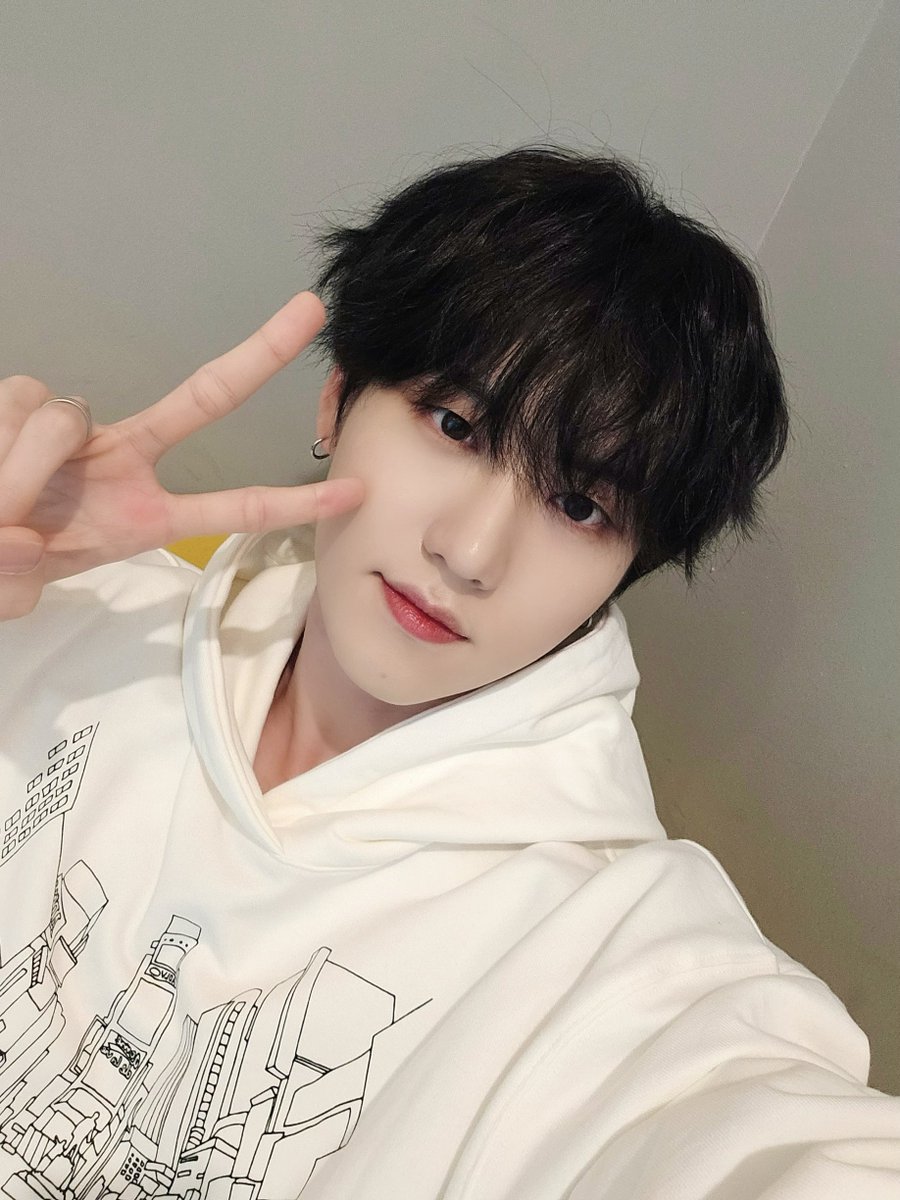 by_EPEX's tweet photo. 인간핫팩

#EPEX #이펙스 #YEWANG #예왕 https://t.co/wQaSQkqGVk