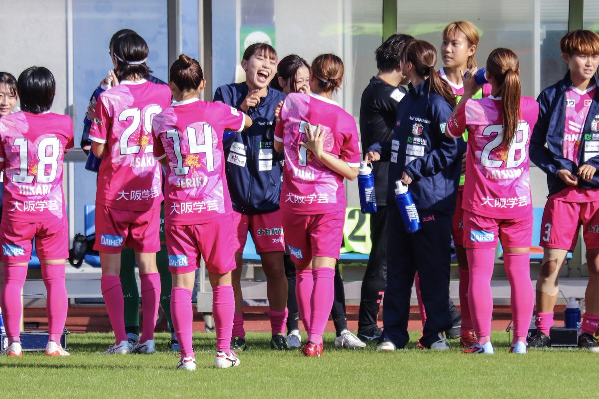 今日は同期との写真🍚🍖🍕🍢

試合前に背中を叩いてもらったけど
強すぎて痛かったよ
叩いた本人笑いすぎ
PKうまかったなー、、

#うりぼう写真展