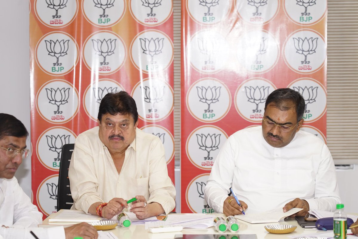 N_RamchanderRao's tweet photo. ఈ రోజు తెలంగాణ భారతీయ జనతా పార్టీ రాష్ట్ర కార్యాలయంలో రాష్ట్ర అధ్యక్షుడిగా వివిధ కమిటీల ప్రతినిధులతో కీలక సమీక్షా సమావేశం నిర్వహించాను.

పార్టీ సంస్థ బలోపేతం, రాబోయే కార్యక్రమాల సమగ్ర ప్రణాళిక, ప్రతి కార్యక్రమం ప్రజల్లో దేశభక్తి చైతన్యాన్ని పెంపొందించేలా రూపకల్పన ఈ అంశాలపై విస్తృతంగా చర్చించాం.

సర్దార్ వల్లభభాయ్ పటేల్ 150వ జయంతి, వందేమాతరం 150 ఏళ్ల సందర్భంగా రాష్ట్రవ్యాప్తంగా దేశభక్తి కార్యక్రమాలను ఘనంగా నిర్వహించేందుకు ప్రత్యేక కార్యాచరణను రూపొందించాం.

ఈ సమావేశంలో సంస్థాగత ప్రధాన కార్యదర్శి శ్రీ చంద్రశేఖర్ తివారీ గారు, రాష్ట్ర ప్రధాన కార్యదర్శులు వేముల అశోక్ గారు, డాక్టర్ గౌతం రావు గారు, శ్రీ తూళ్ల వీరేందర్ గౌడ్ గారు తదితర ముఖ్య నాయకులు పాల్గొన్నారు.