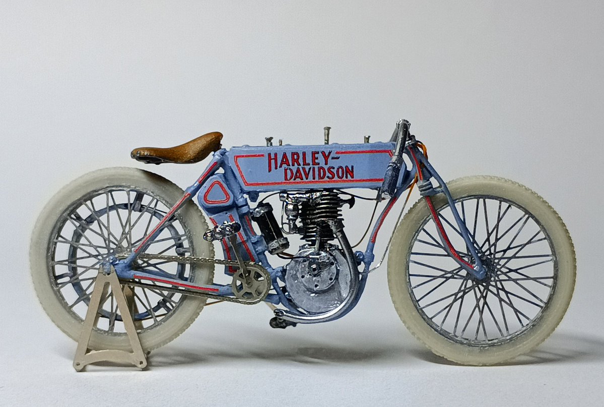 Tg43Wataru's tweet image. 今日、休みだったので、仕上げました🎵
CIX MODELS 1/35 HARLEY 1910 RACER
フレーム、フロントフォーク等、細く削ってます。細かいパーツは、金属線等に変更、追加してます。まあまあ上手く出来た思います🎵フレームのデカールは細く切って貼ったらイマイチでした…😅

#35バイク