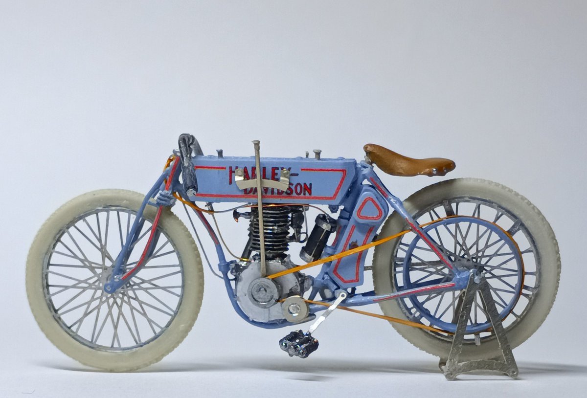 Tg43Wataru's tweet image. 今日、休みだったので、仕上げました🎵
CIX MODELS 1/35 HARLEY 1910 RACER
フレーム、フロントフォーク等、細く削ってます。細かいパーツは、金属線等に変更、追加してます。まあまあ上手く出来た思います🎵フレームのデカールは細く切って貼ったらイマイチでした…😅

#35バイク