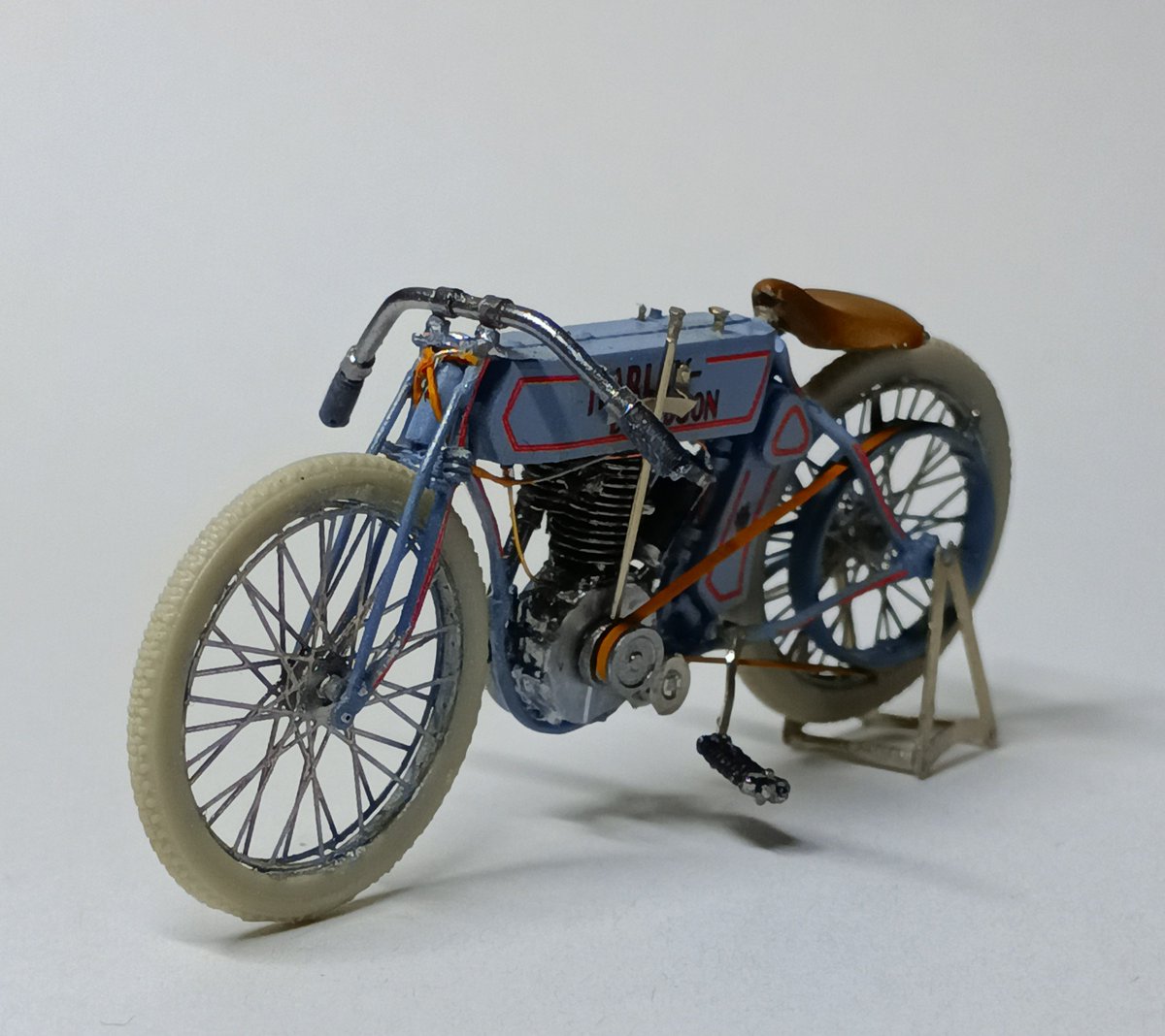 Tg43Wataru's tweet image. 今日、休みだったので、仕上げました🎵
CIX MODELS 1/35 HARLEY 1910 RACER
フレーム、フロントフォーク等、細く削ってます。細かいパーツは、金属線等に変更、追加してます。まあまあ上手く出来た思います🎵フレームのデカールは細く切って貼ったらイマイチでした…😅

#35バイク