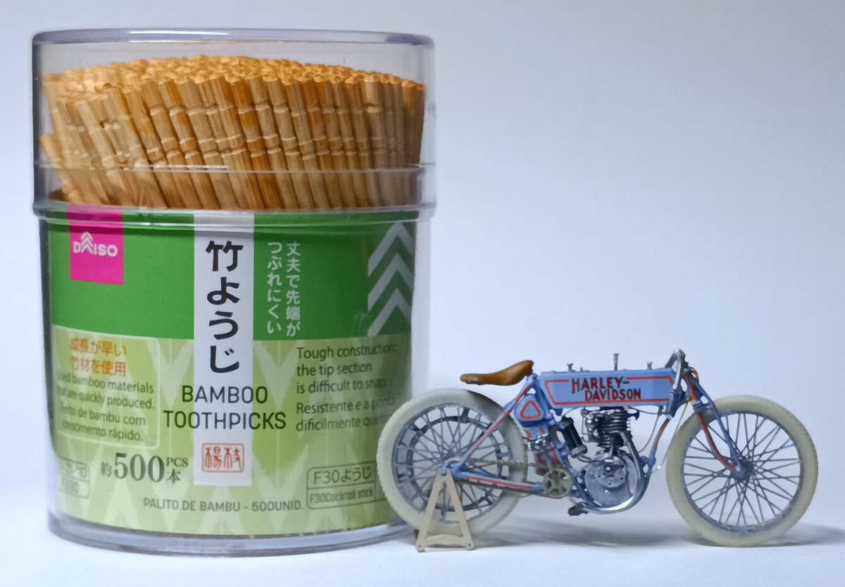 Tg43Wataru's tweet image. 今日、休みだったので、仕上げました🎵
CIX MODELS 1/35 HARLEY 1910 RACER
フレーム、フロントフォーク等、細く削ってます。細かいパーツは、金属線等に変更、追加してます。まあまあ上手く出来た思います🎵フレームのデカールは細く切って貼ったらイマイチでした…😅

#35バイク