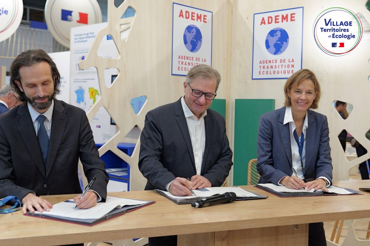 Au <a href="/salondesmaires/">Salon des Maires et des Collectivités</a>, l’<a href="/ademe/">ADEME</a> et les 6 Agences de l’eau renforcent leur alliance pour accélérer la transition écologique des territoires ♻️💧

Signature aujourd’hui du nouvel accord-cadre national 2025–2028 avec <a href="/ElodieGalko/">Elodie Galko</a> (AEAG) <a href="/SylvainWaserman/">Sylvain Waserman</a> (ADEME) et Nicolas Mourlon (RMC)