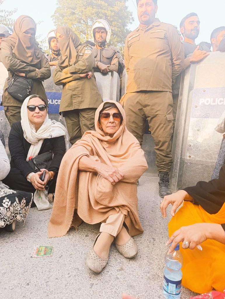 علیمہ خان کی یہ تصویر محفوظ کریں تاکہ کل کوئی woman کارڈ کا رونا نہ روئے