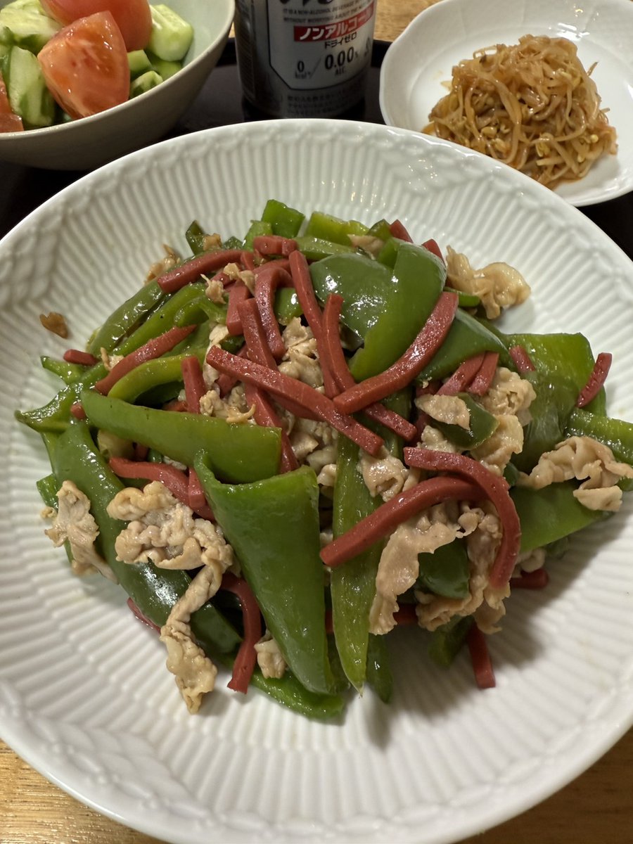 motohikosaitoH's tweet image. 本日は東京で山陰近畿自動道大会に出席し、地域を結ぶインフラの重要性を参加者と確認しました。帰宅後、今夜の食卓は、佐用町の道の駅で見つけた『ジャンボピーマン』、彦根の『赤こんにゃく』、神戸ポークをごま油で炒め、砂糖醤油できんぴら風に仕上げました。ピーマンの甘みと赤こんにゃくの歯ごた…