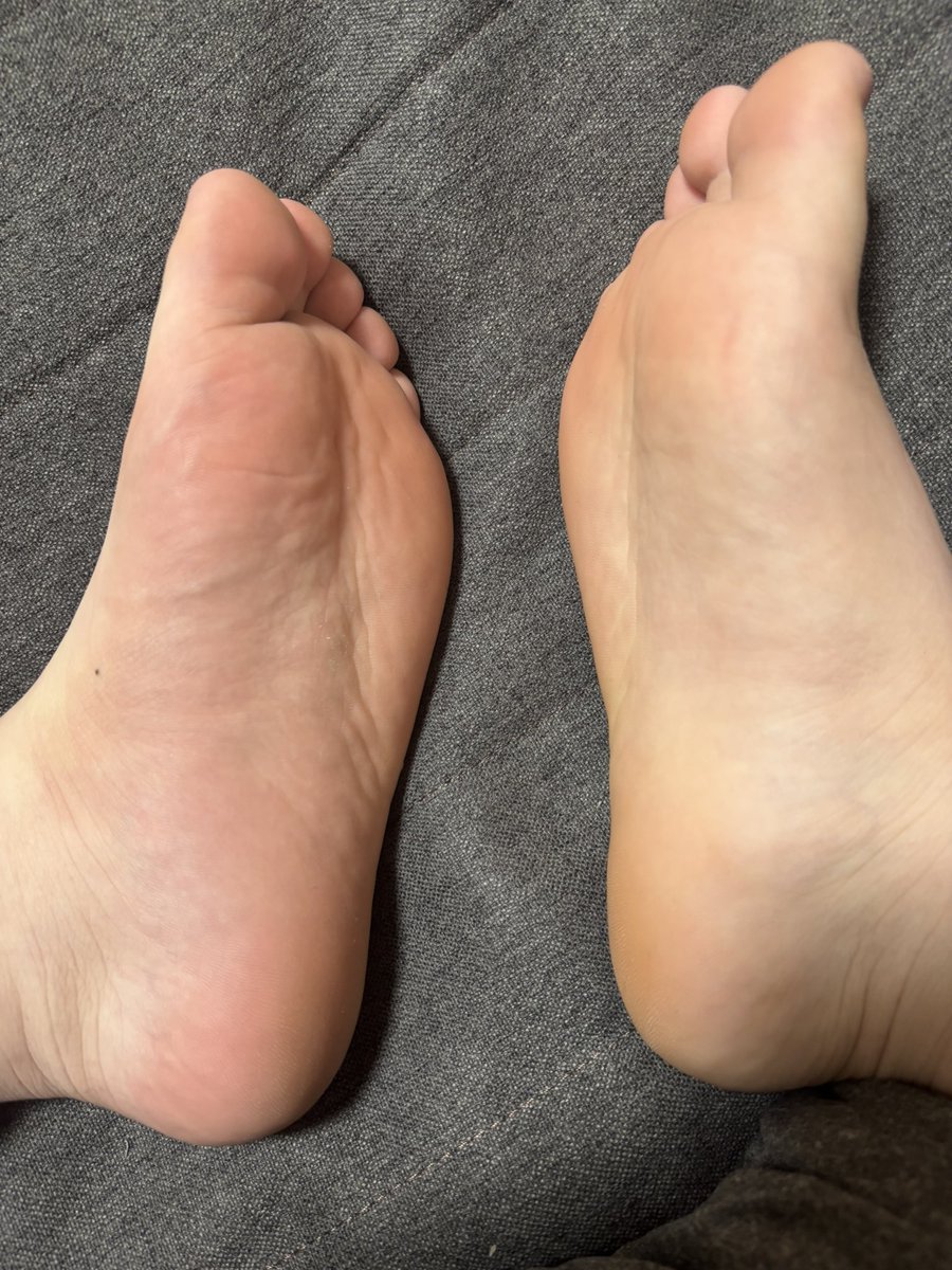 uni_040121's tweet image. オレンジと薄黄色
#足裏　#足の裏　#裸足裏