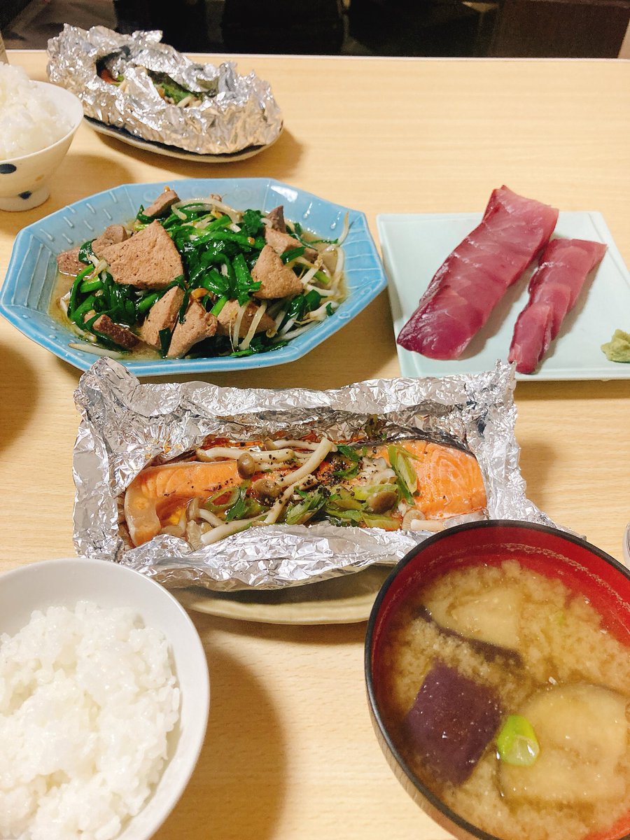 レバニラ、鮭のホイル焼き、ぶり刺身、揚げナスの味噌汁