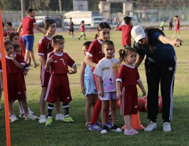 fem_in_football's tweet image. Focus, strength, and ambition on every step. ⚽
These young athletes in #Rojava are training to lead — on the field and in life.
Follow us to support girls’ empowerment and opportunities through sport.
#GirlsPlayFree #JinaSisterFields #FIF #GirlsInSport