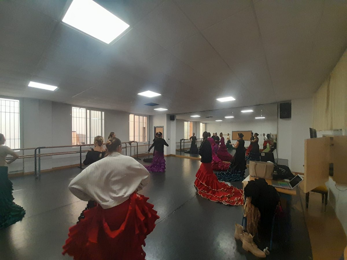 cepmalaga's tweet image. 🔥 Metodología específica del Baile Flamenco💃✨
Trabajamos recursos metodológicos para enseñar flamenco desde la técnica, la expresividad y la tradición. Un día de aprendizaje con puro soniquete. 🔥🖤
#BaileFlamenco #FormaciónDocente #CEP #DanzaFlamenca #EducaciónArtística